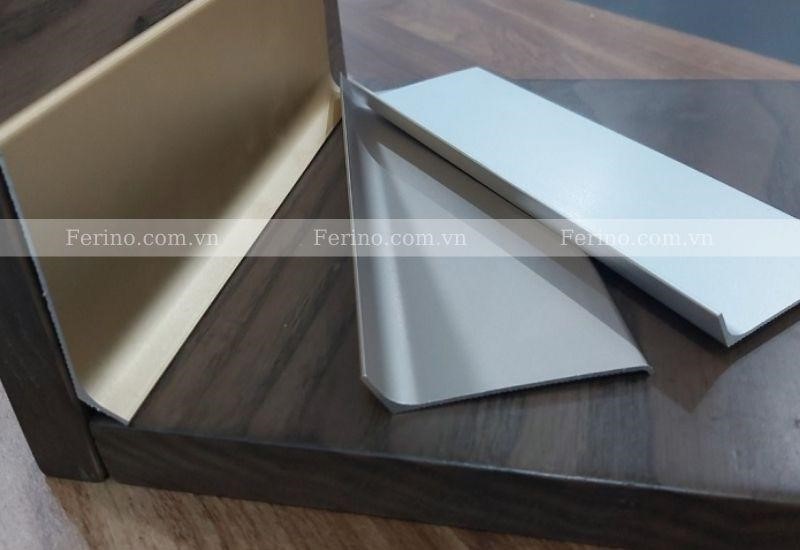 phào chân tường bằng hợp kim