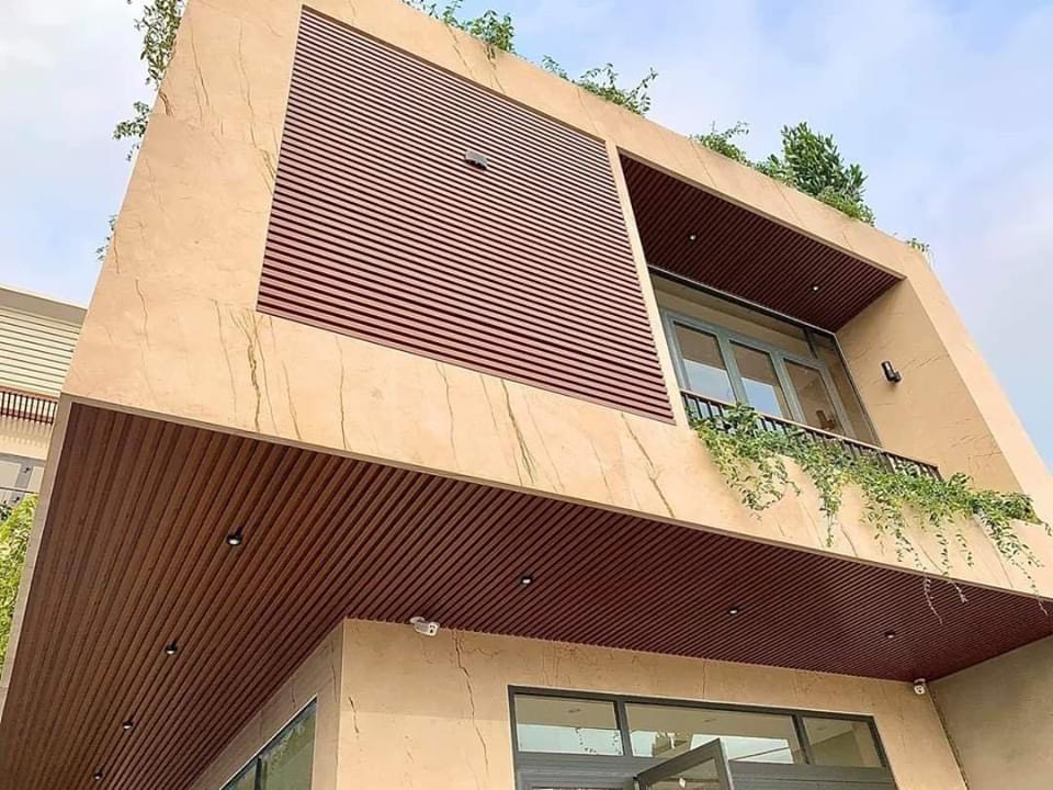 Thi công ốp tường trần gỗ nhựa ngoài trời với Ferino