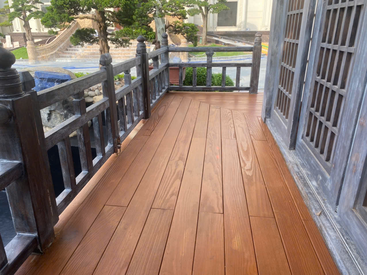 Làm sàn gỗ ngoài trời: sân vườn, ban công, lối đi, khu BBQ