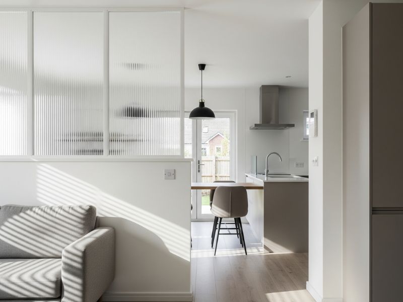 Mẫu vách ngăn phòng khách và bếp bằng nhựa