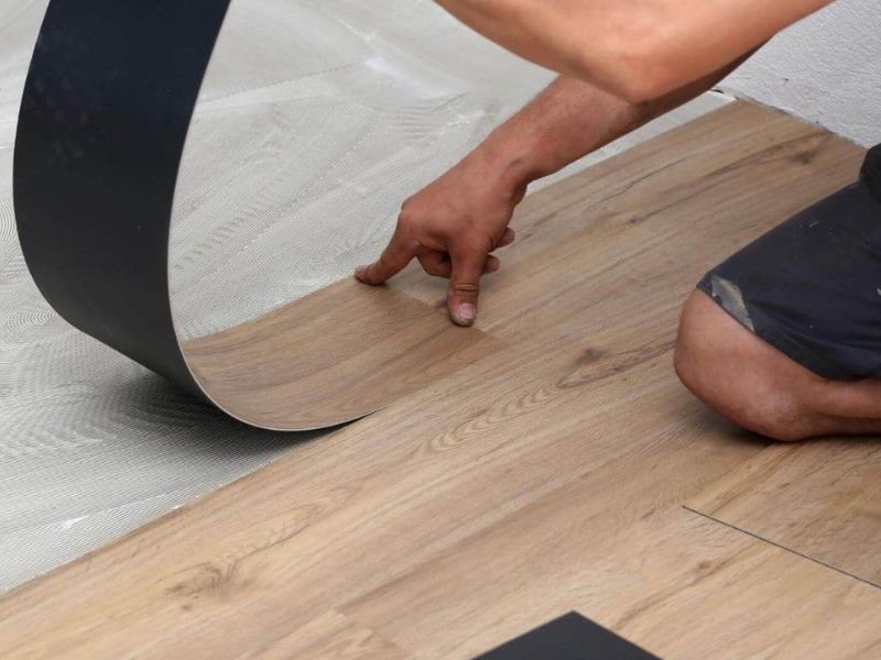 cách dán sàn nhựa giả gỗ